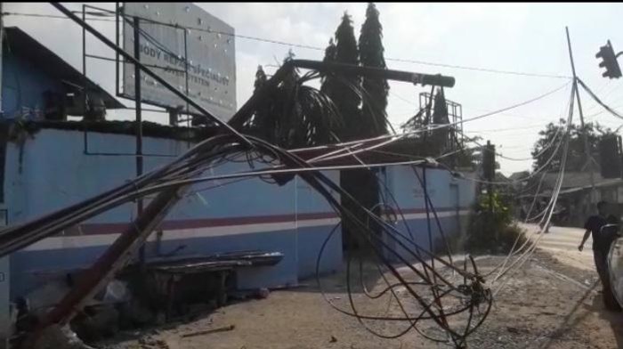 Kabel Menjuntai di Tangsel (Dok. Istimewa)
