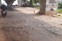 Jl Inspeksi Kalimalang dekat Kompleks Depkes I, Bekasi, telah lama rusak. Warga berharap perbaikan. 30 April 2021. (Afzal Nur Iman/detikcom)