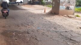 Jl Inspeksi Kalimalang dekat Kompleks Depkes I, Bekasi, telah lama rusak. Warga berharap perbaikan. 30 April 2021. (Afzal Nur Iman/detikcom)