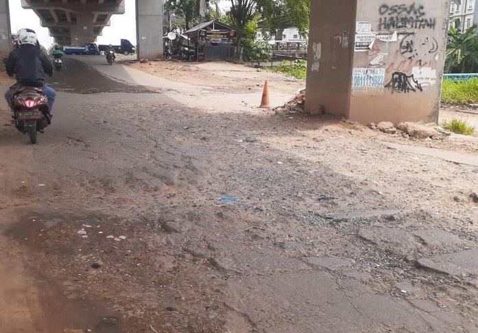 Jl Inspeksi Kalimalang dekat Kompleks Depkes I, Bekasi, telah lama rusak. Warga berharap perbaikan. 30 April 2021. (Afzal Nur Iman/detikcom)