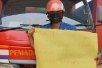 Petugas Damkar Depok Sandi membongkar dugaan korupsi di Dinas Damkar Depok. (Foto: dok. anggota Damkar Sandi)