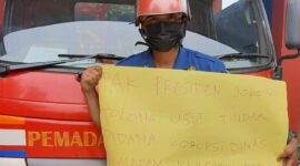 Petugas Damkar Depok Sandi membongkar dugaan korupsi di Dinas Damkar Depok. (Foto: dok. anggota Damkar Sandi)