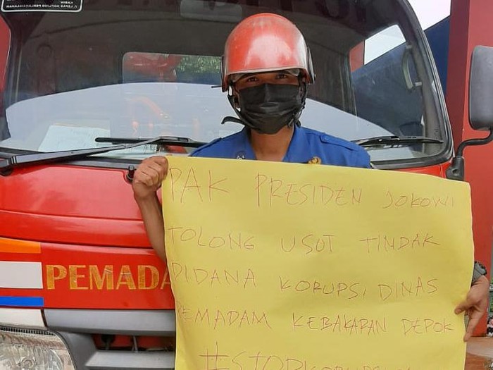 Petugas Damkar Depok Sandi membongkar dugaan korupsi di Dinas Damkar Depok. (Foto: dok. anggota Damkar Sandi)