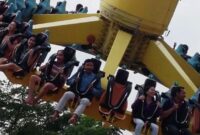 Pengunjung tengan mencoba wahana Discovery di Jungleland Adventure Theme Park, Sentul City, Kabupaten Bogor, Minggu (4/10/1015