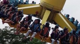 Pengunjung tengan mencoba wahana Discovery di Jungleland Adventure Theme Park, Sentul City, Kabupaten Bogor, Minggu (4/10/1015