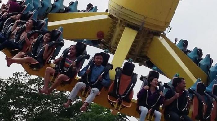 Pengunjung tengan mencoba wahana Discovery di Jungleland Adventure Theme Park, Sentul City, Kabupaten Bogor, Minggu (4/10/1015