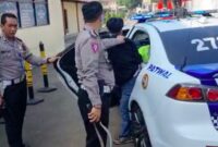 Dua pelajar SMA diamankan polisi lalu lintas (polantas) Polres Bogor saat hendak tawuran. Polisi menyita dua buah celurit yang disimpan di dalam tas kedua pelajar itu