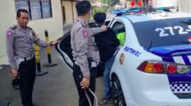 Dua pelajar SMA diamankan polisi lalu lintas (polantas) Polres Bogor saat hendak tawuran. Polisi menyita dua buah celurit yang disimpan di dalam tas kedua pelajar itu