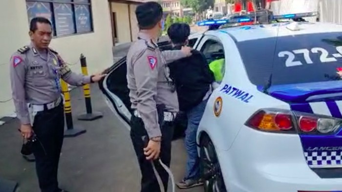 Dua pelajar SMA diamankan polisi lalu lintas (polantas) Polres Bogor saat hendak tawuran. Polisi menyita dua buah celurit yang disimpan di dalam tas kedua pelajar itu