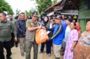 Mantan Kepala BNPB Letjen TNI Suharyanto saat menyalurkan bantuan bagi warga terdampak banjir dan longsor di Kabupaten Pesisir Selatan, Sumatera Barat, Maret 2024. Adiknya, Bima Setiawan, menjadi salah satu tersangka kasus dugaan korupsi Dana Siap Pakai BNPB. (Foto: BNPB/Wikimedia Commons)