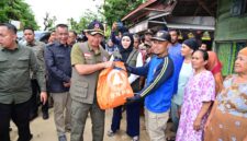 Mantan Kepala BNPB Letjen TNI Suharyanto saat menyalurkan bantuan bagi warga terdampak banjir dan longsor di Kabupaten Pesisir Selatan, Sumatera Barat, Maret 2024. Adiknya, Bima Setiawan, menjadi salah satu tersangka kasus dugaan korupsi Dana Siap Pakai BNPB. (Foto: BNPB/Wikimedia Commons)