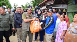 Mantan Kepala BNPB Letjen TNI Suharyanto saat menyalurkan bantuan bagi warga terdampak banjir dan longsor di Kabupaten Pesisir Selatan, Sumatera Barat, Maret 2024. Adiknya, Bima Setiawan, menjadi salah satu tersangka kasus dugaan korupsi Dana Siap Pakai BNPB. (Foto: BNPB/Wikimedia Commons)