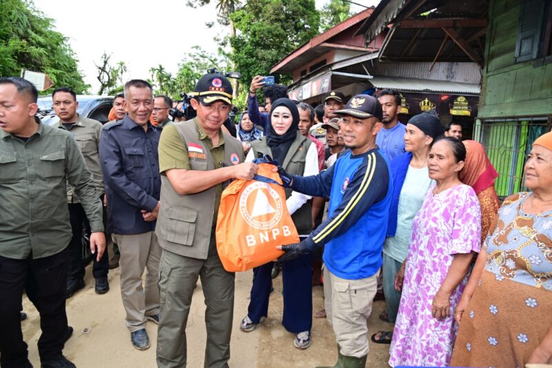 Mantan Kepala BNPB Letjen TNI Suharyanto saat menyalurkan bantuan bagi warga terdampak banjir dan longsor di Kabupaten Pesisir Selatan, Sumatera Barat, Maret 2024. Adiknya, Bima Setiawan, menjadi salah satu tersangka kasus dugaan korupsi Dana Siap Pakai BNPB. (Foto: BNPB/Wikimedia Commons)