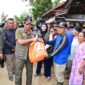 Mantan Kepala BNPB Letjen TNI Suharyanto saat menyalurkan bantuan bagi warga terdampak banjir dan longsor di Kabupaten Pesisir Selatan, Sumatera Barat, Maret 2024. Adiknya, Bima Setiawan, menjadi salah satu tersangka kasus dugaan korupsi Dana Siap Pakai BNPB. (Foto: BNPB/Wikimedia Commons)